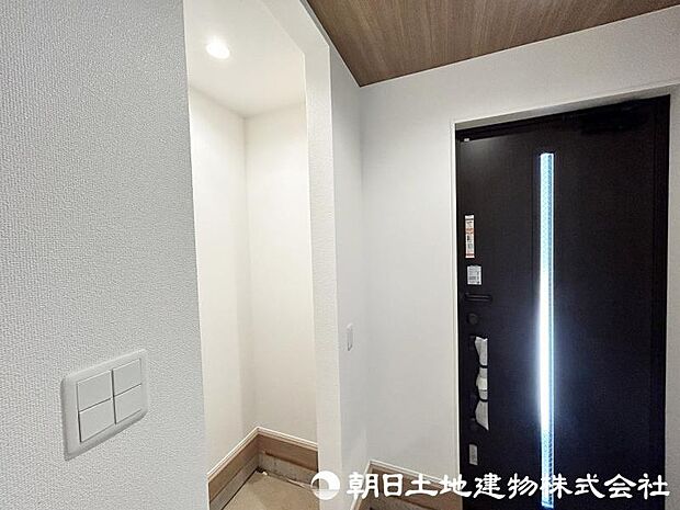 <玄関>ベビーカーも置けるシューズインクロークも便利です。