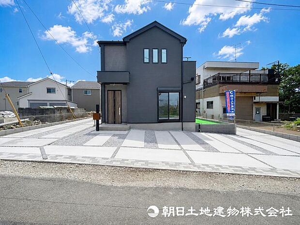 <全体外観>交通量の少ない道路に面していますので安心いただけます。