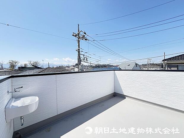 <屋上バルコニー>開放感のある屋上バルコニーには水栓もあります。