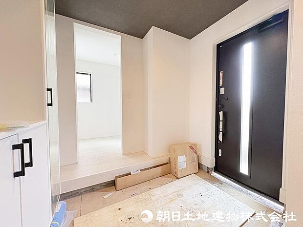 <玄関>靴をすっきりと収納できるシューズボックス付きです。