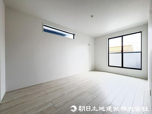 <主寝室>バルコニーに面した明るい主寝室7.5帖でお過ごしいただけます。