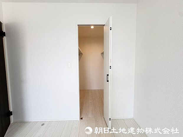 <収納>ご夫婦で使えるウォークインクローゼットもありお洋服をすっきりと収納できます。