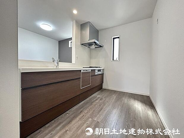 <キッチン>お料理中も会話が弾む明るい対面キッチンです。