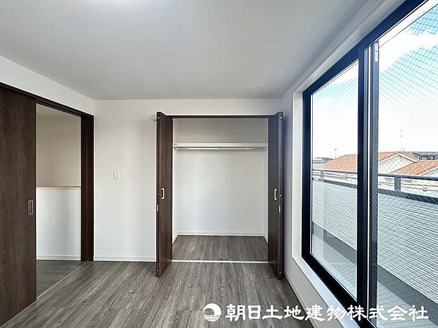 <収納>各洋室にクローゼットがありお洋服をすっきりと収納できます。