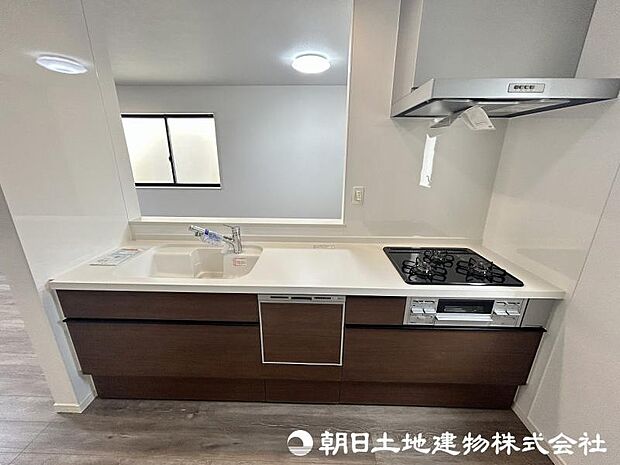 <キッチン>広い家事スペースを確保していますので、ご夫婦でのお料理も楽しめます。