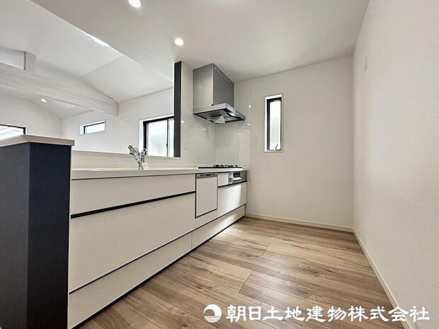 <キッチン>広い家事スペースでご夫婦でのお料理もお楽しみいただけます。