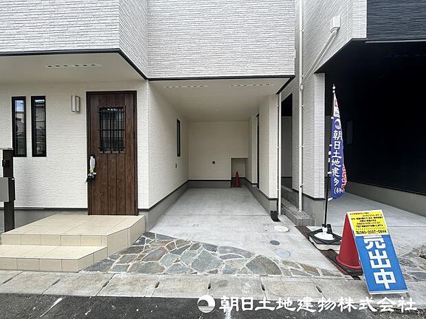 <ビルトイン車庫>車1台駐車可能です。