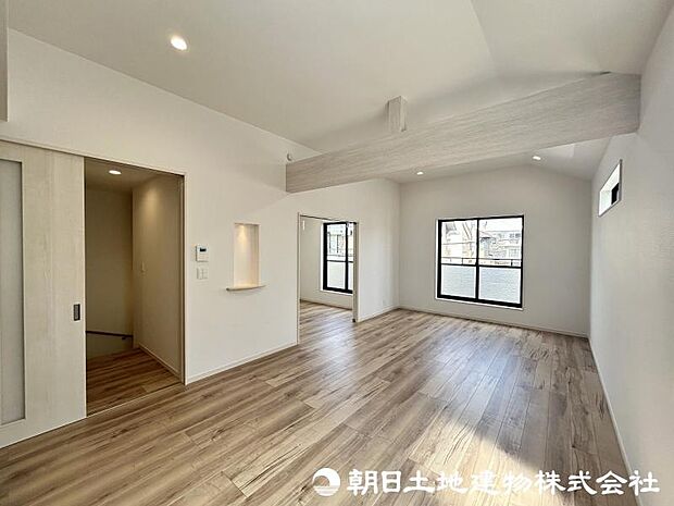 <リビング>勾配天井で天井が高く開放感があります。