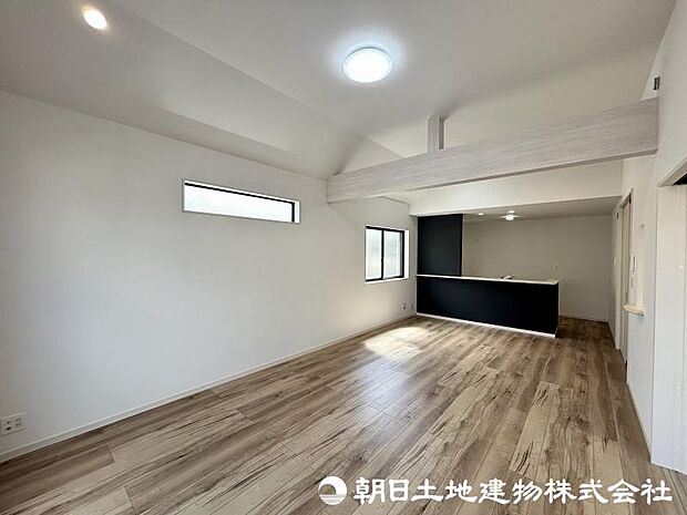 <ダイニング>対面キッチン前の広いダイニングスペースでお食事を召し上がっていただけます。