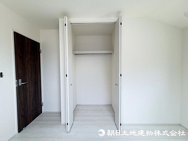 <収納>各洋室にクローゼットがありお洋服をすっきりと収納できます。