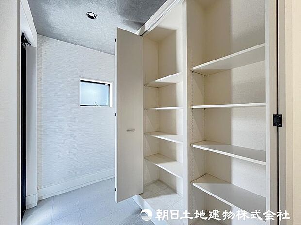 ＜玄関＞靴を整理整頓できる大型シューズボックス付きです。