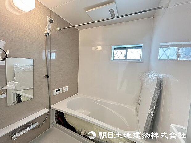 <浴室>1坪タイプの広いユニットバスです。