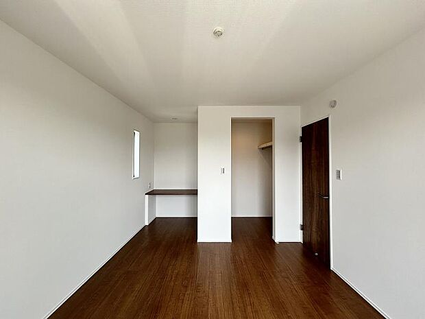 <収納>ご夫婦で使えるウォークインクローゼットも魅力です。