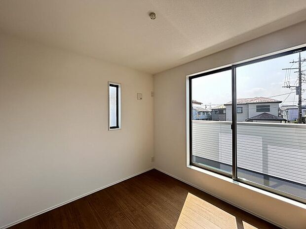 <洋室>3室がバルコニーに面した明るい洋室です。