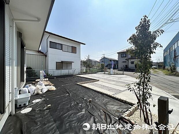 <お庭>ガーデニングやウッドデッキをお楽しみいただける広いお庭も魅力です。