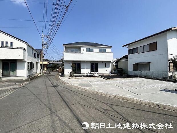 <外観>交通量の少ない道路に面していますので、小さいお子様がいらっしゃるご家族様にも安心いただけます。