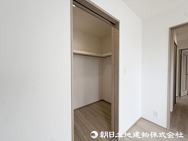 <収納>ご夫婦で使えるウォークインクローゼットも魅力です。