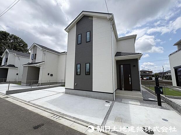 <カースペース>ゆとりのカースペースには車2台駐車可能です。