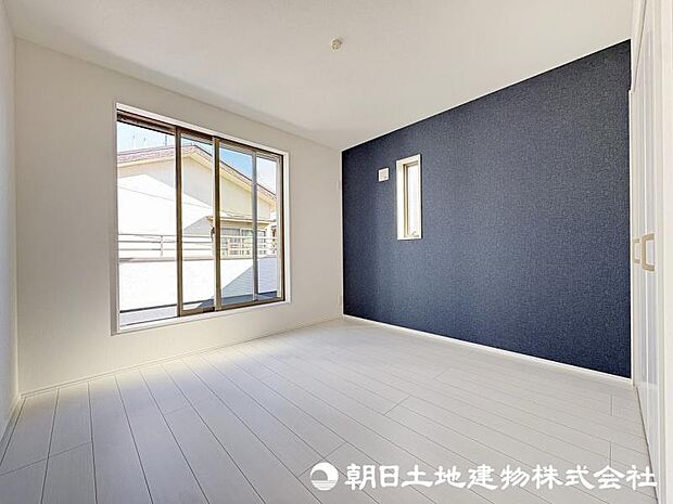 <寝室>バルコニーに面した明るい寝室6.3帖です。