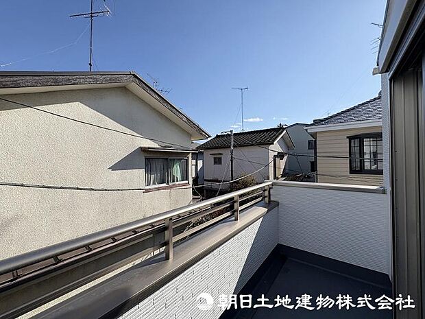 <バルコニー>東南向きで陽当たり良好です。