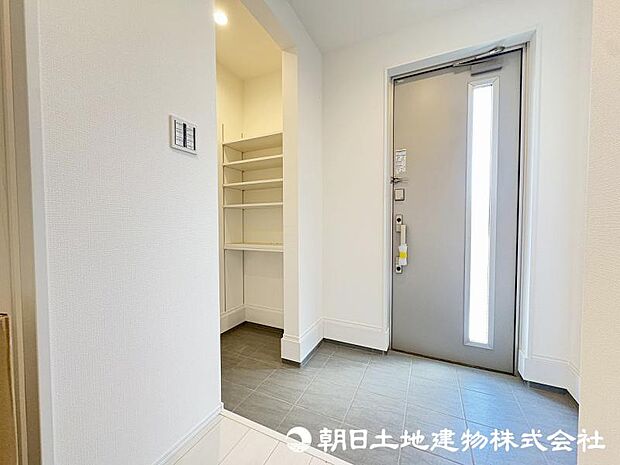 <玄関>ベビーカーを置けるシューズインクローゼットも魅力です。