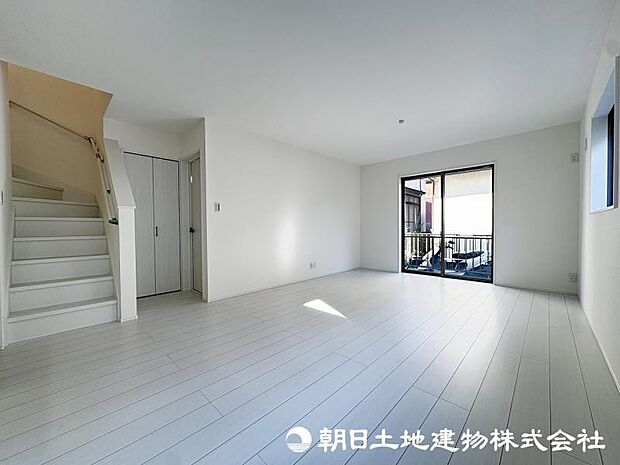 <リビング>お子様の顔が見えるリビングイン階段も魅力です。