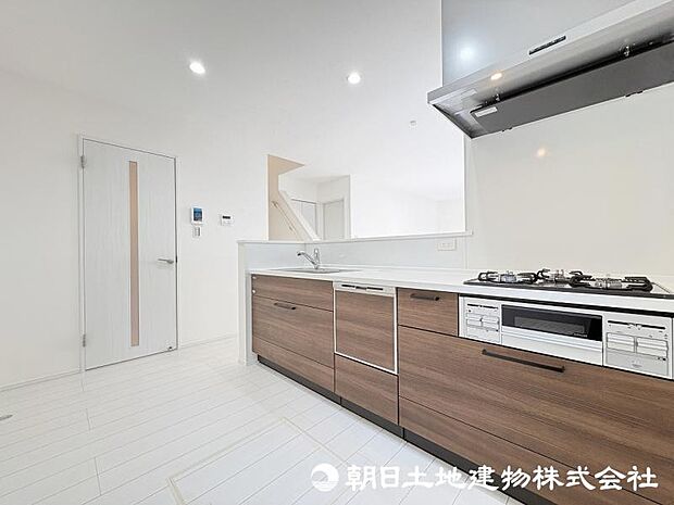 <キッチン>お料理中も会話が弾む明るい対面キッチンです。