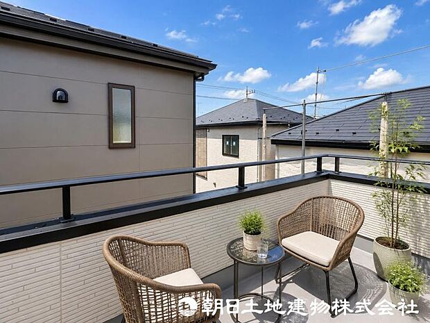 <バルコニー>奥行のあるバルコニーでお洗濯物をゆったりと干せます。