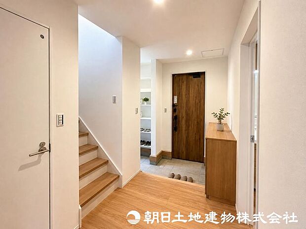 <玄関>ベビーカーやゴルフバックを置けるシューズインクロークも魅力です。