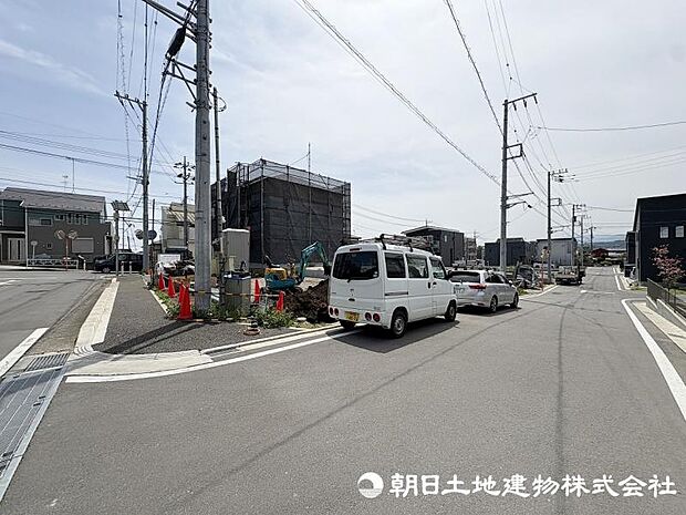 <現地>幅員6m道路の角地に面して開放感があります。