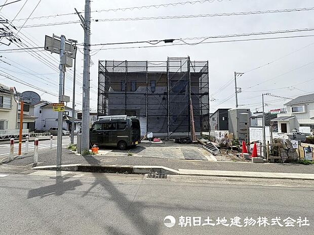 <現地>幅員7.5m以上の角地に面して開放感があります。