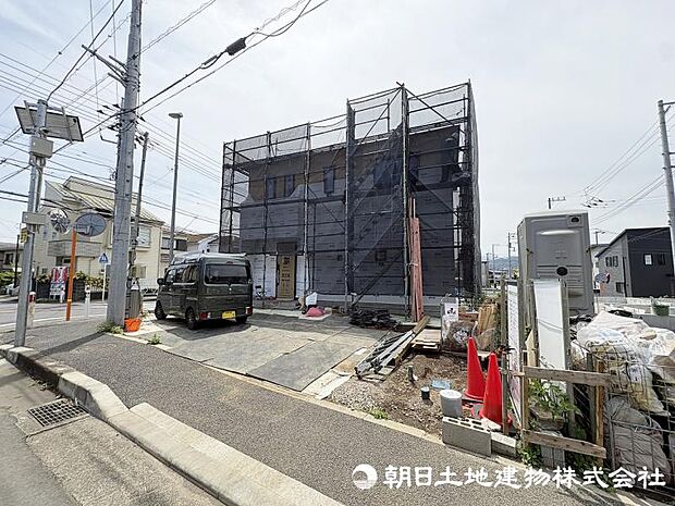 ＜現地＞広いカースペースには車並列2台駐車可能です。