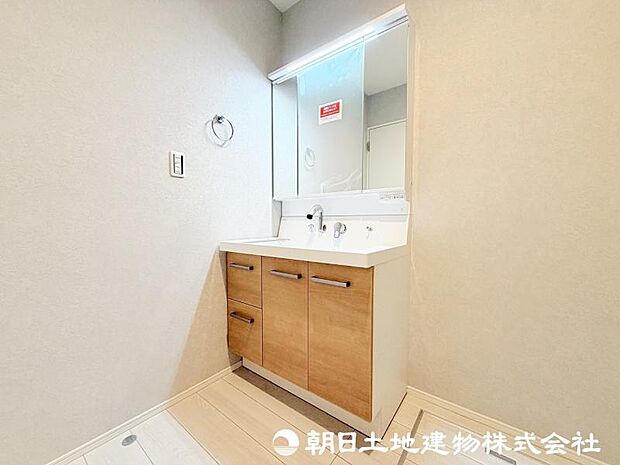 <洗面台>すっきりと収納ができる三面鏡タイプの洗面台です。