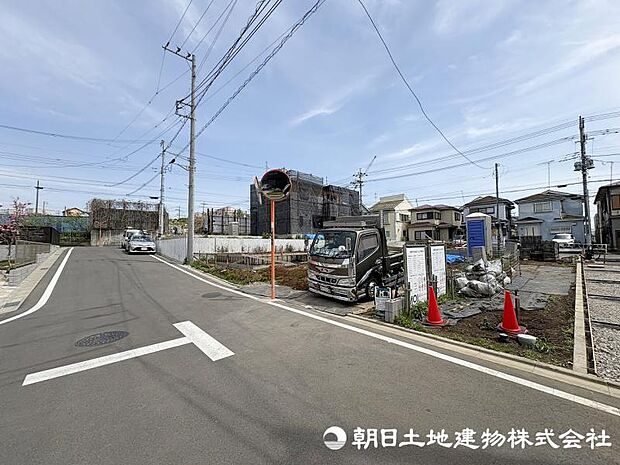 ＜現地＞幅員6ｍ道路に面して車のすれ違いも楽にできます。