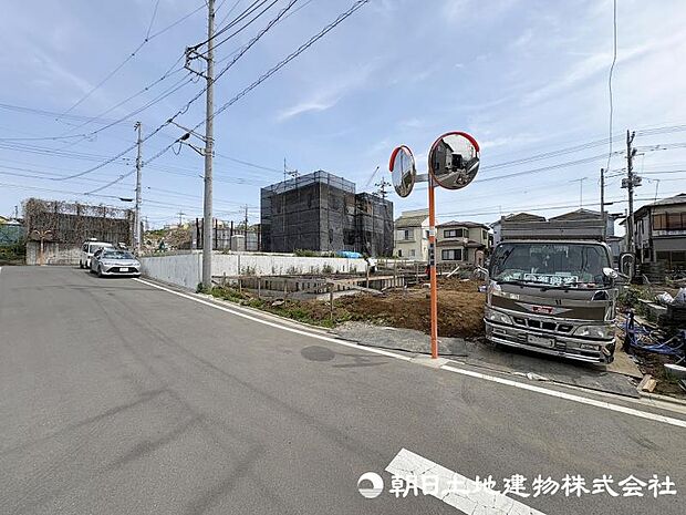 <現地>幅員6m道路に面して車のすれ違いも楽にできます。