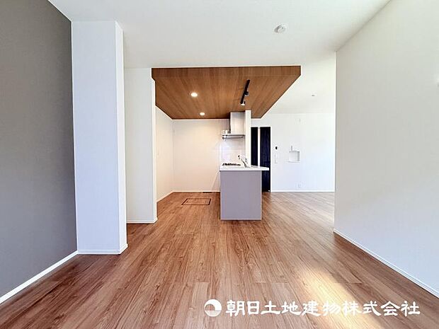 日々の暮らしの中心となるリビングは、居心地の良さと使いやすさを兼ね備えた空間です。家族との会話を楽しみながら、快適な時間を過ごせます。