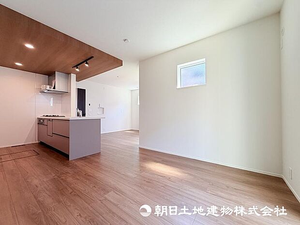 住まう方のライフスタイルに合わせて自由に使えるリビング空間。家族団らんの時間はもちろん、趣味やくつろぎのひとときにもぴったりです。