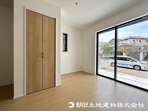 ＜洋室＞玄関横の洋室4帖です。