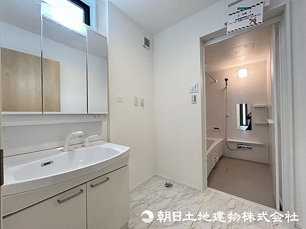 ＜洗面室＞すっきりと収納ができる三面鏡タイプの洗面台です。