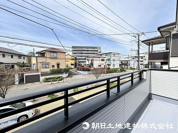 ＜バルコニー＞奥行のあるバルコニーでゆったりとお洗濯物を干せます。