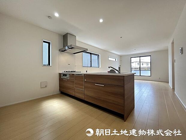 ＜キッチン＞お料理中も会話が弾む明るい対面キッチンです。