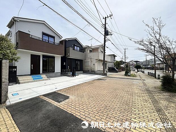 ＜外観＞歩道が広く車の切り替えしも楽にできます。