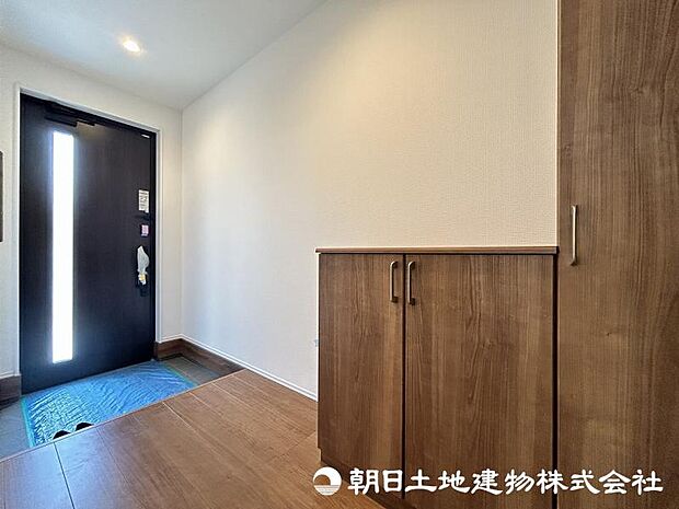 ＜玄関＞可動棚で靴をすっきりと収納できます。