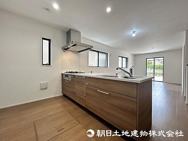 ＜キッチン＞お料理中も会話が弾む明るい対面キッチンです。