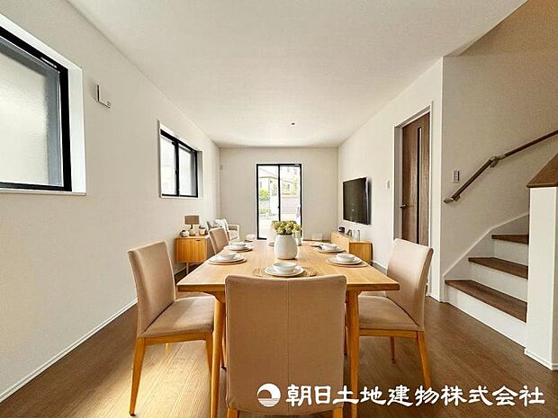 ＜リビング＞お子様の顔が見えるリビングイン階段も魅力です。（家具イメージ）