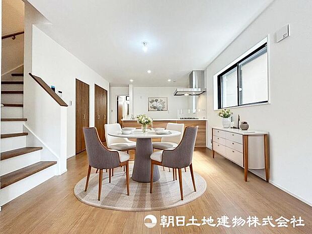 ＜ダイニング＞対面キッチン前の広いダイニングスペースでお食事を召し上がっていただけます。