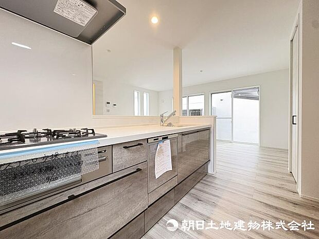 <キッチン>お料理中も会話が弾む明るい対面キッチンです。