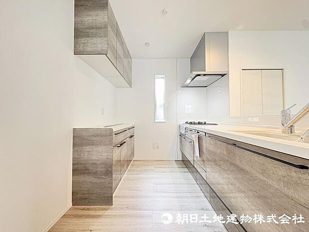 <キッチン>奥様に人気のビルトイン食器洗浄機とカップボード付きです。
