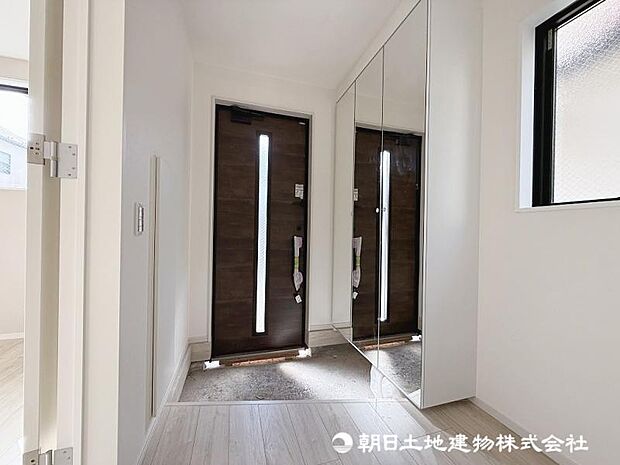 <玄関>天井まで高さがあり大容量のシューズボックスは、扉が姿見なっていて便利です