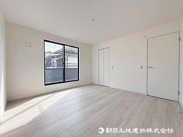 <主寝室>約8帖の洋室。ダブルベッドを置いてもゆとりがございます